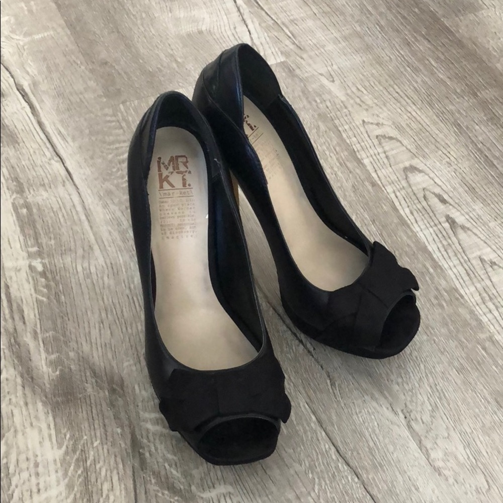 Black peep-toe pumps
